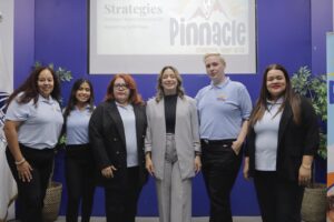 Gloria-Reyes-directora-general-de-Superate-y-coordinadoras-del-taller-sobre-trato-a-personas-autistas-entregan-certificado-a-una-de-las-participante