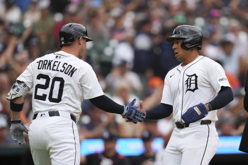 Jahmai Jones, derecha, de los Tigres de Detroit, celebra después de anotar carrera con Spencer Torkelson frente a los Astros de Houston en la primera entrada del juego de béisbol de Grandes Ligas.