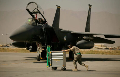 Un miembro de la Fuerza Aérea de Estados Unidos pasa empujando un carro por delante de un F-15E Strike Eagle en la Base Aérea de Bagram, en Afganistán, el 17 de octubre de 2009.AP/ Maya Alleruzzo